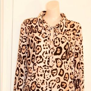 Vince Camuto cheetah top 1x
